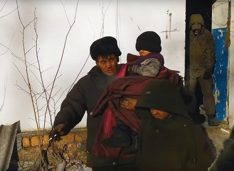 ​Нашлась мать детей, живших с отцом в заброшке в Чите (видео)