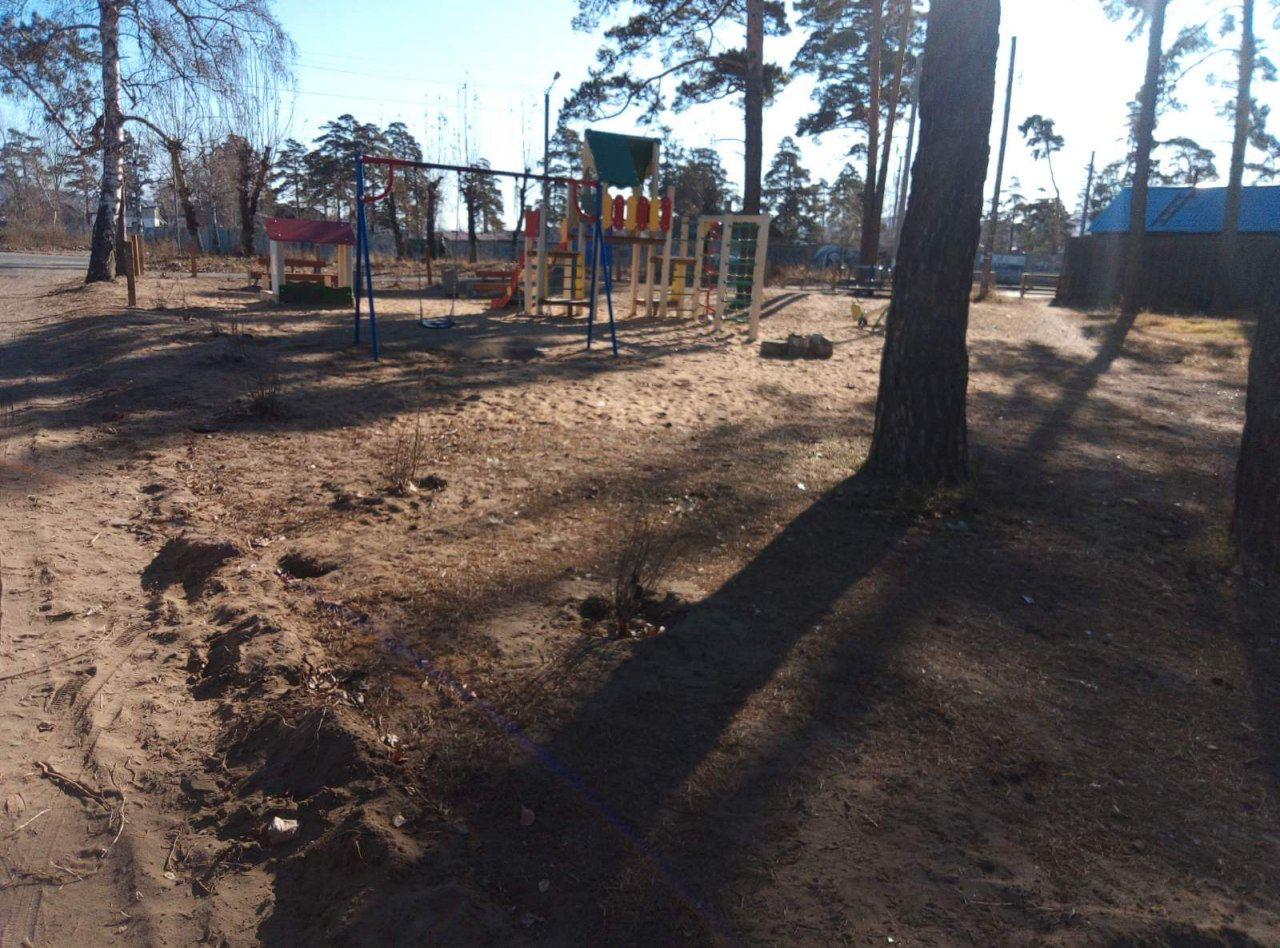 Вандалы «с корнем» вырвали столбы для монтажа ограждения детской площадки в Чите