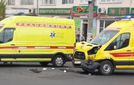 Машина Центра катастроф с больным Covid-19 на борту попала в аварию