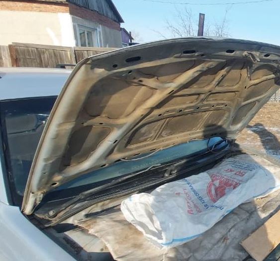 У жителя Забайкалья нашли почти полтора килограмма наркотиков — часть из них он хранил под капотом машины