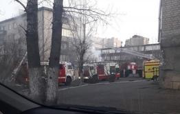​Пожарные спасли семь человек из горящей квартиры на Балябина