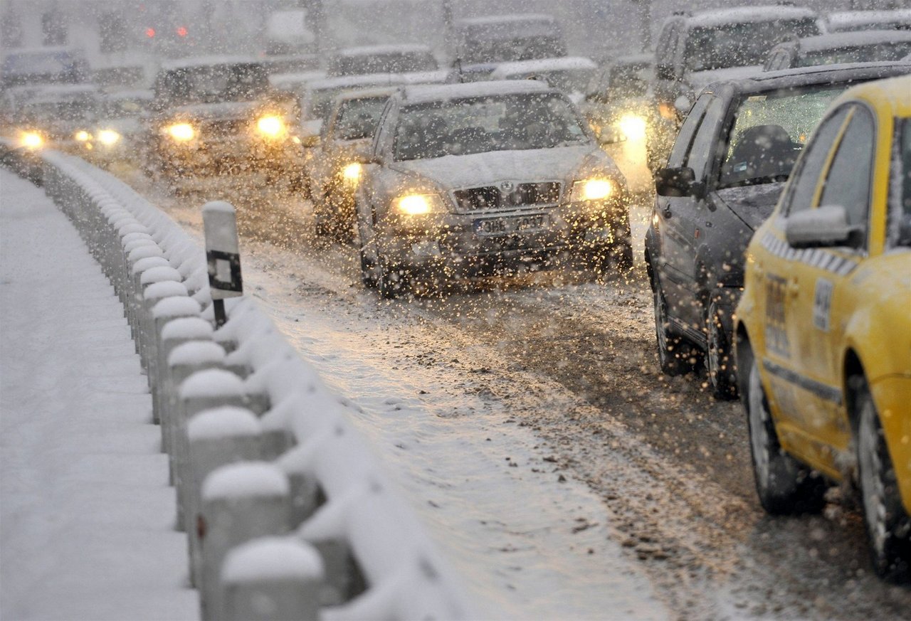 Движение на дорогах края затруднено и ограничено из-за снега