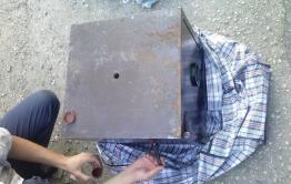 Двое мужчин украли сейф с деньгами и золотыми украшениями из частного дома в Чите