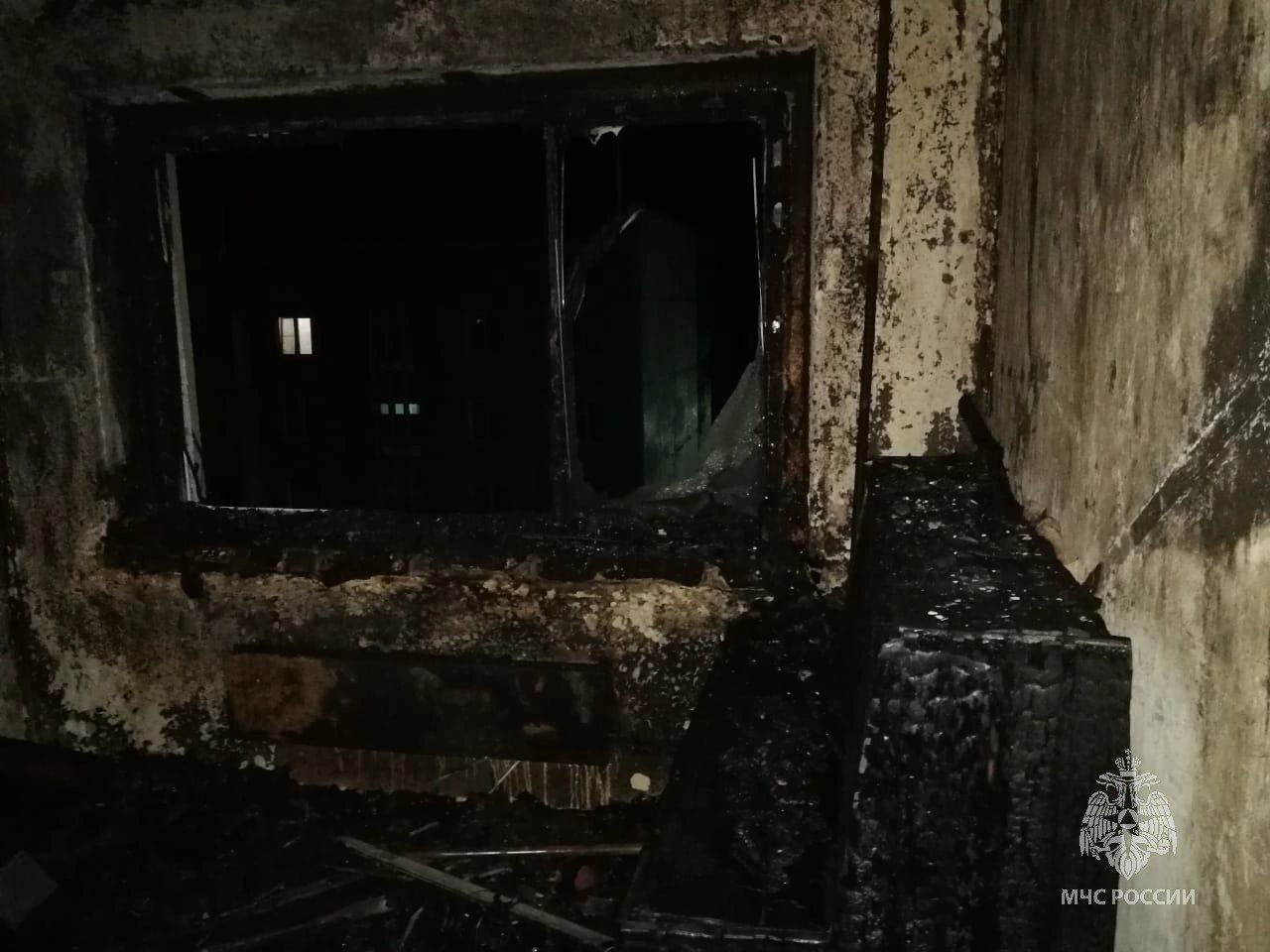 Пожарные спасли двух мужчин из горящей квартиры в Петровск-Забайкальском