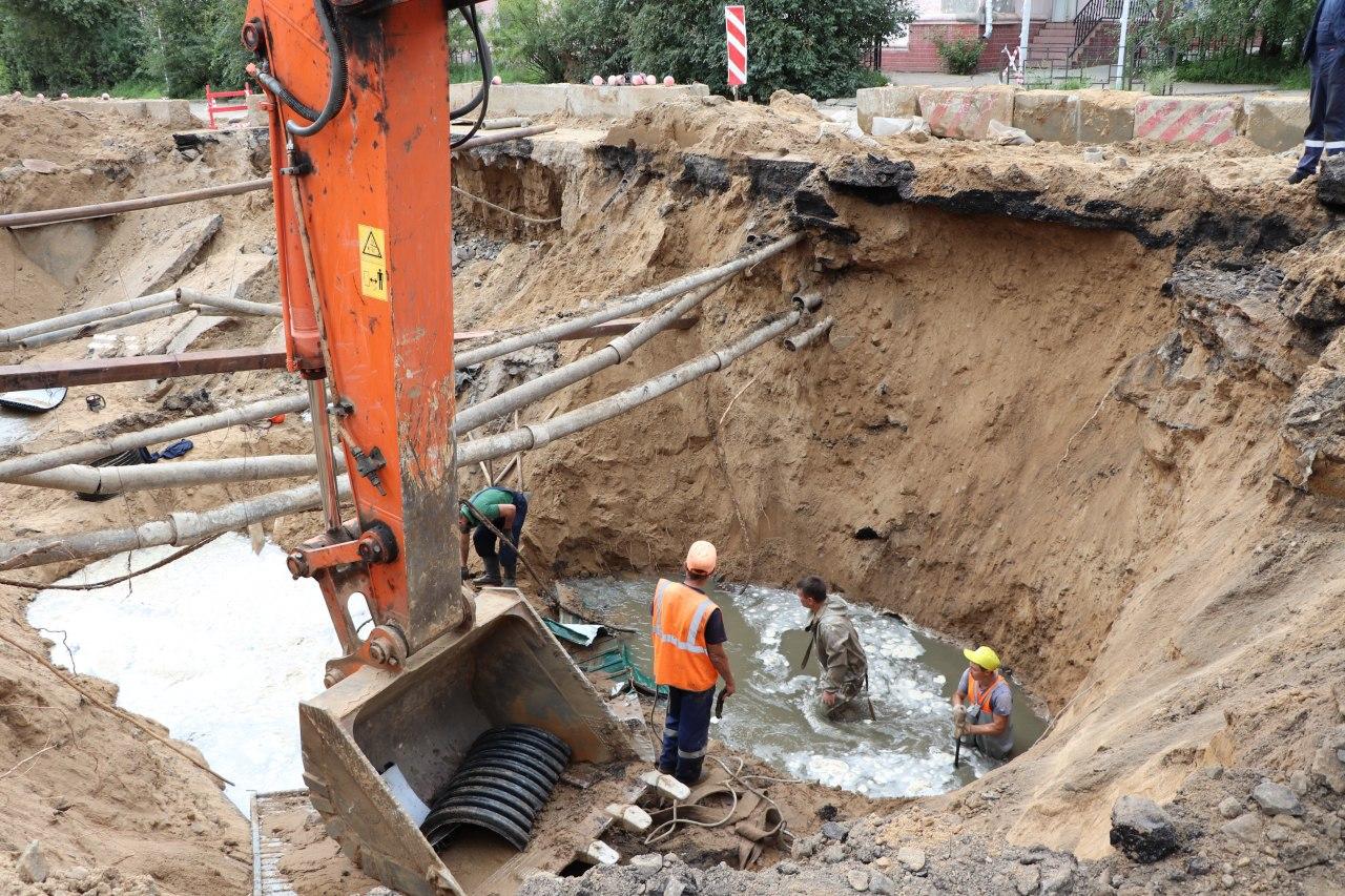 В Чите продолжаются работы по восстановлению водоснабжения на месте аварии в котловане. Местами восстановлена подача воды.