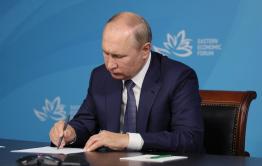 Владимир Путин поручил сократить количество контрольных работ в школах