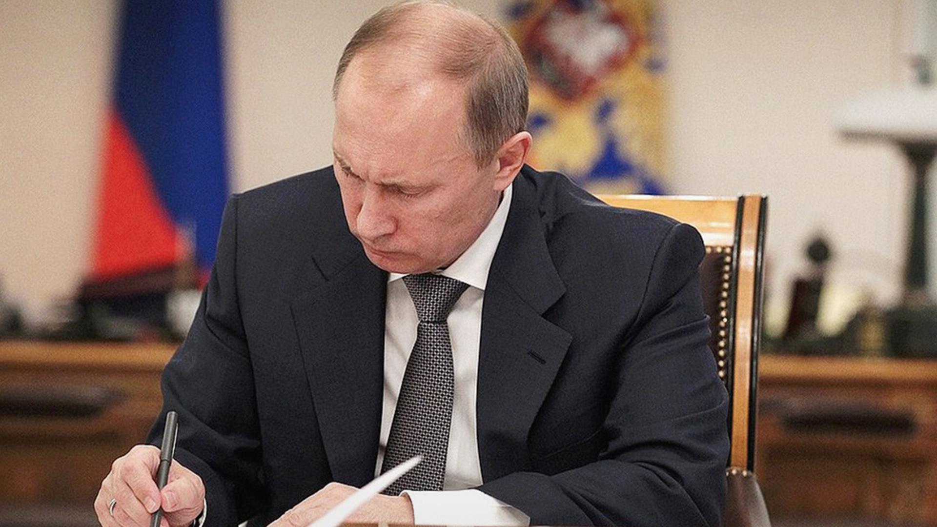 Путин подписал указ, сохраняющий соцвыплаты родителям детей-инвалидов