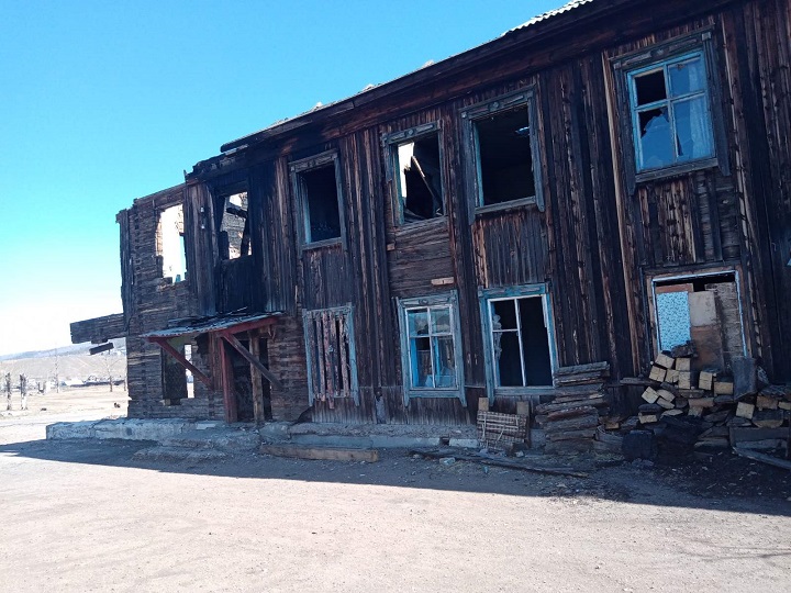 Многодетную семью из Дарасуна, проживающую в аварийном бараке, выселяют в период самоизоляции