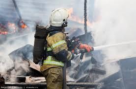Пожарные спасли пожилую женщину без сознания из горящего дома в Чите