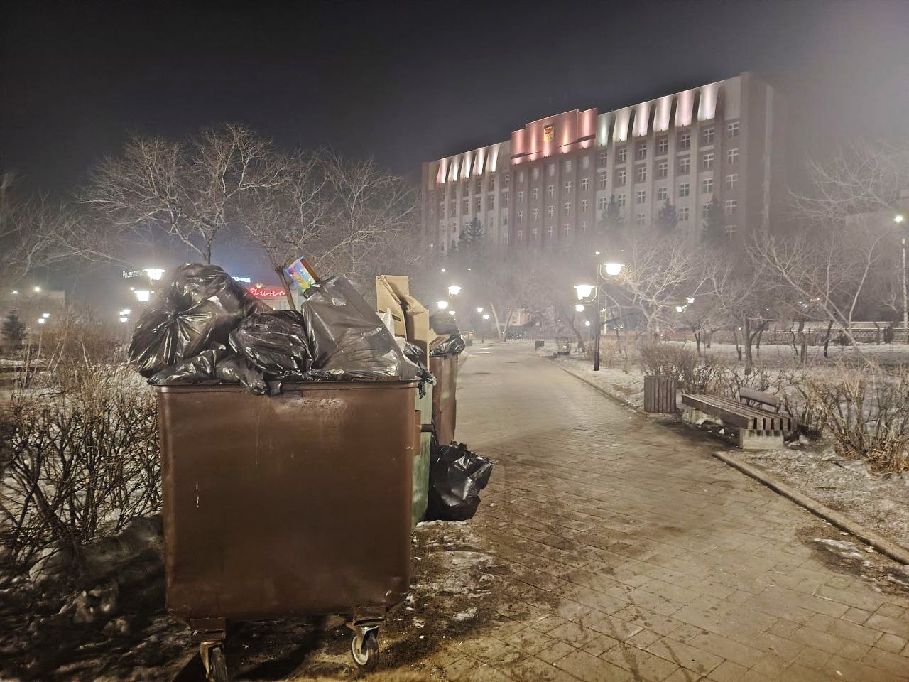 Заросли грязью. Даже под носом Осипова на главной площади Забайкалья не убирают. Фото Елены Муратовой