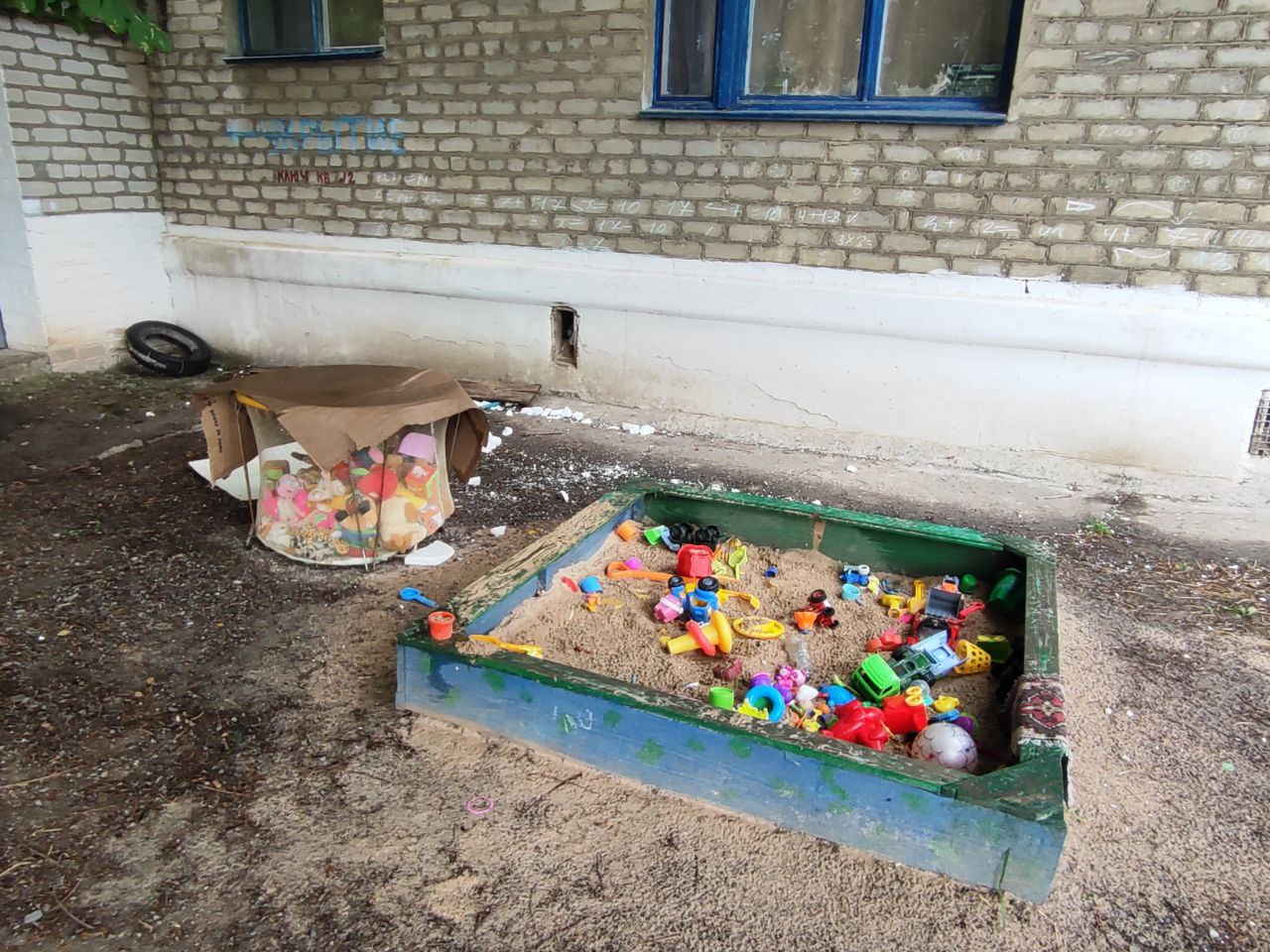 Просто песочница у входа в укрытие в Докучаевске, ДНР. Когда тихо, сюда выходят поиграть дети.