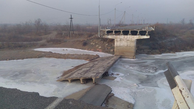 ​Депутаты Госдумы осмотрели разрушенный наводнением Каштакский мост в Чите