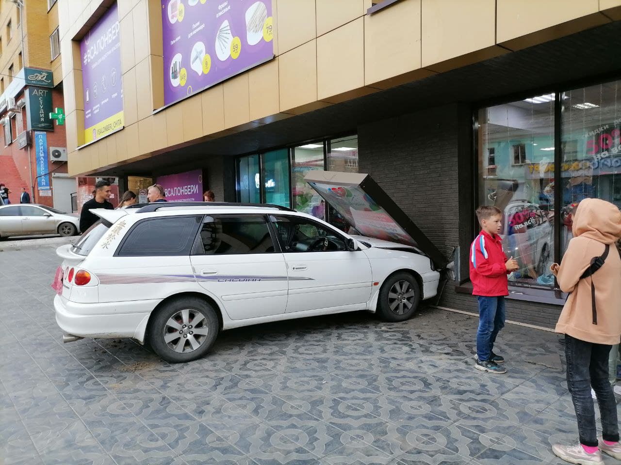 Водитель легковушки врезался в здание ТЦ «Шоколад» в Чите