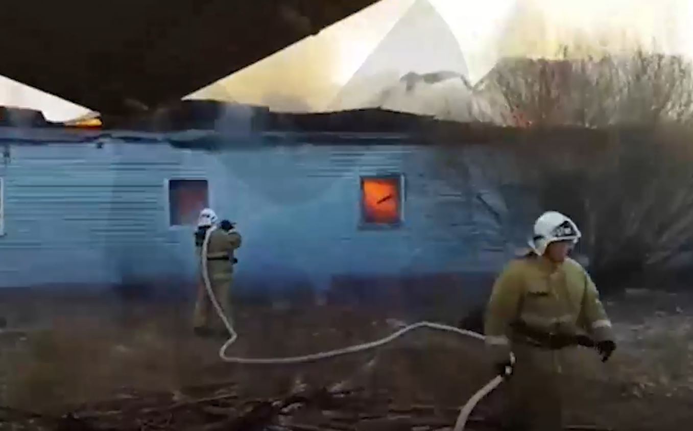 Взрыв баллона с пропаном в горящем кафе в Забайкалье попал на видео