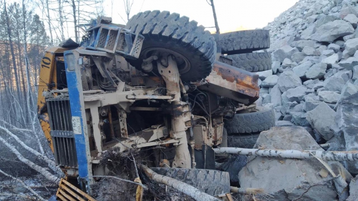 Водитель самосвала погиб в Могочинском районе после опрокидывания машины