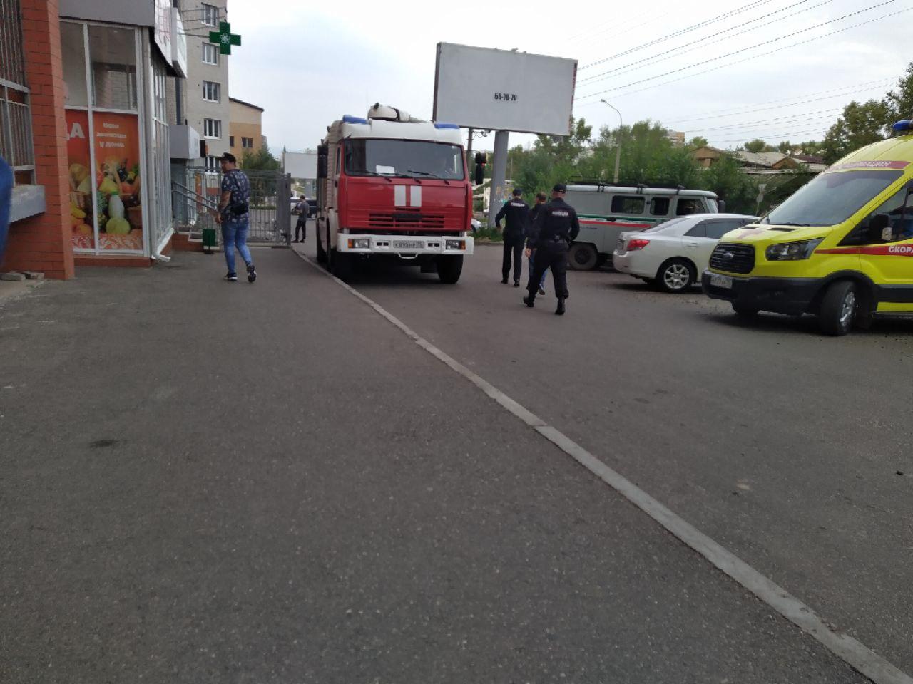 Полиция, скорая и пожарные собрались у дома на Бабушкина в Чите из-за дипломата с рыболовными снастями