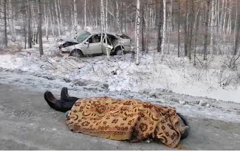 ДТП на трассе Чита — Хабаровск: Тело женщины нашли в перевернутой легковушке (видео с места аварии)
