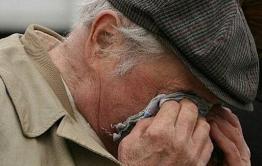 В Чите мужчина избил 72-летнего пенсионера и украл у него 10 тыс. рублей