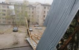 Шквалистый ветер сносит крыши в Чите (фото)