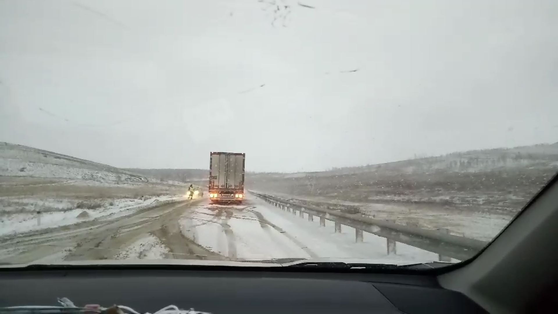 Из-за снега дальнобойщики не могут преодолеть перевал в Забайкалье (видео)
