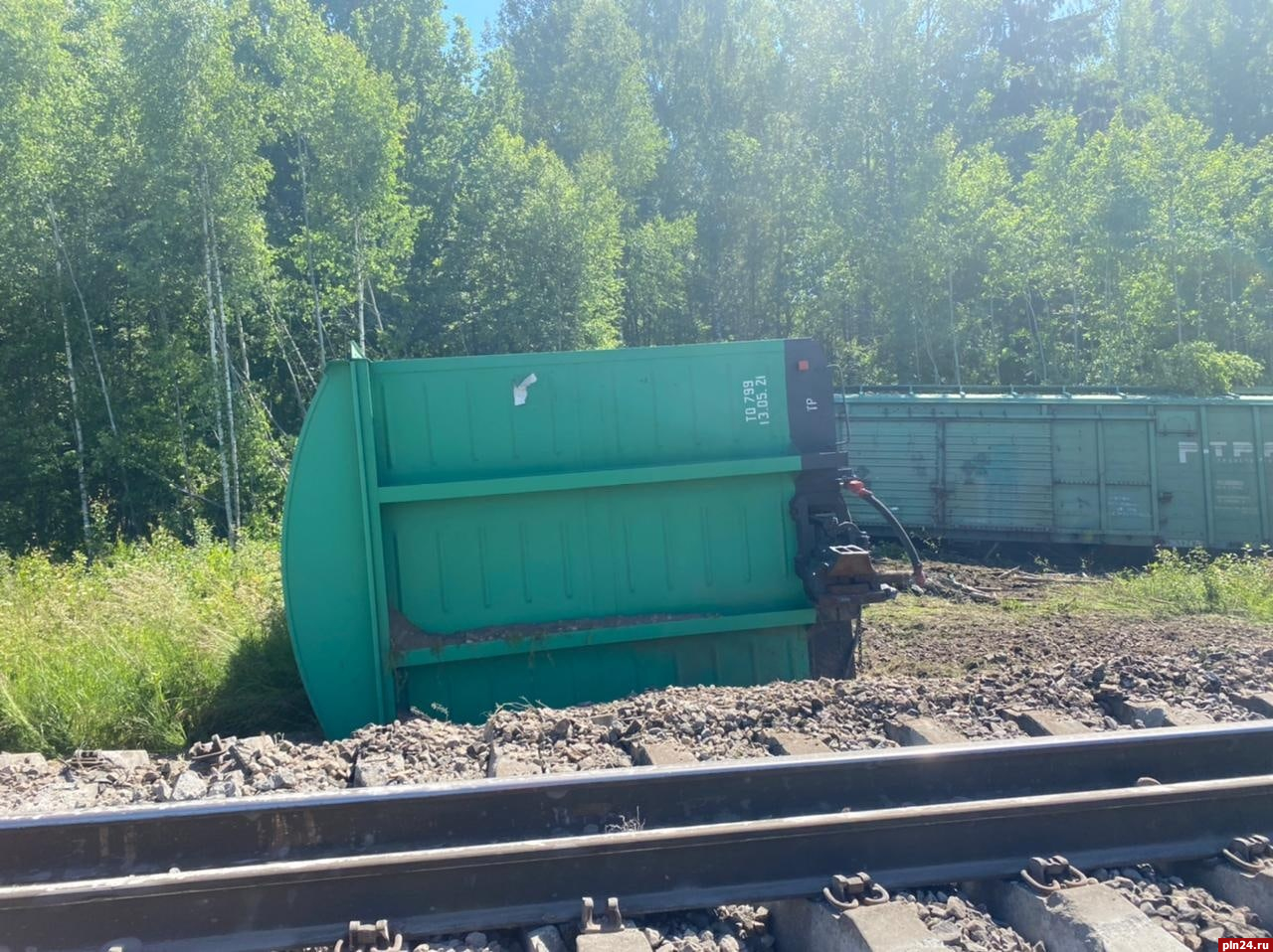 На ЖД в Забайкалье опрокинулись три вагона грузового поезда