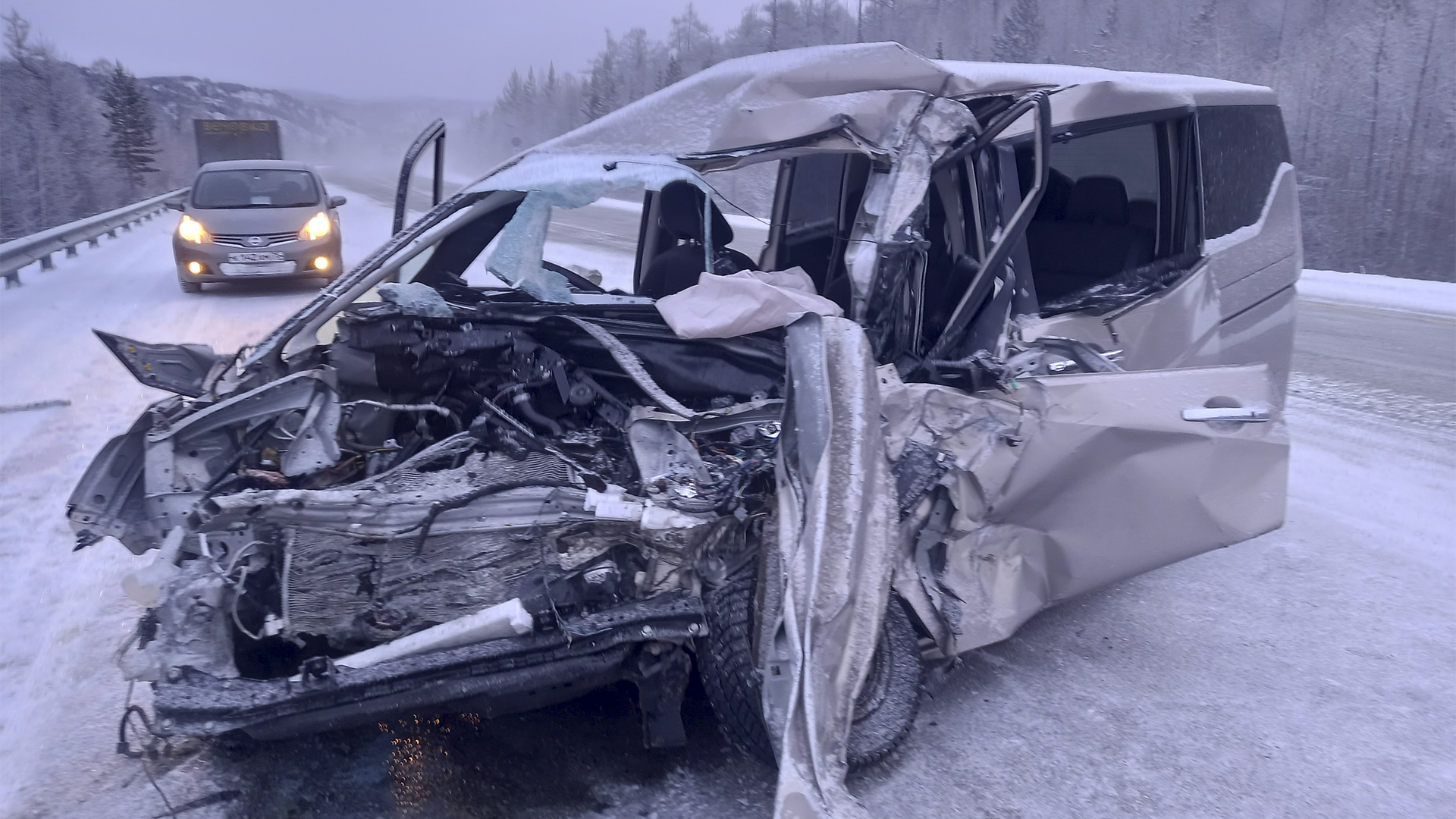 ДТП на трассе Чита — Хабаровск: фура в кювете, водитель минивэна госпитализирован (видео с места аварии)
