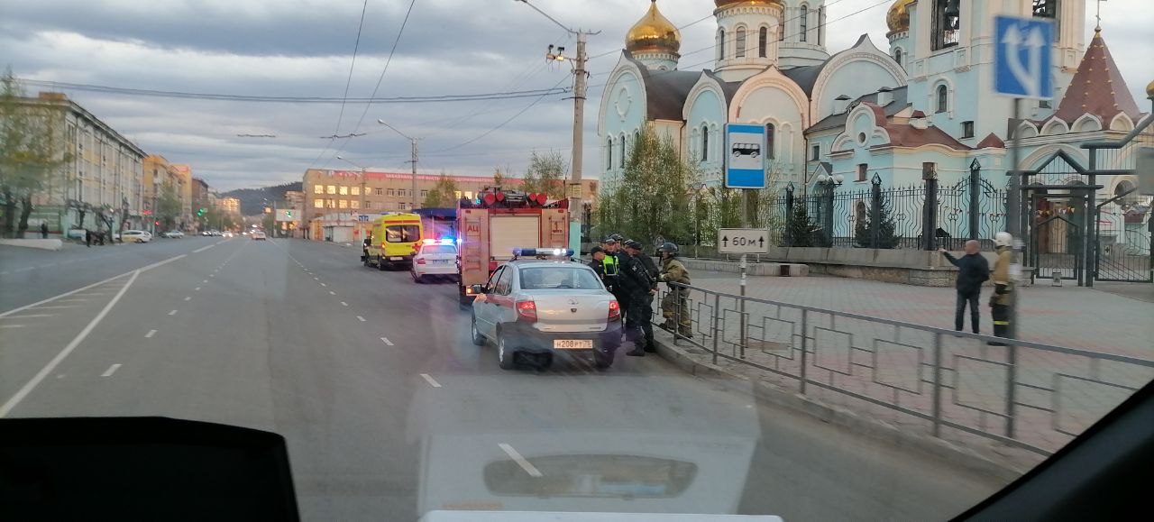 Полиция, пожарные и скорые оцепили остановку возле храма из-за бесхозной сумки в Чите