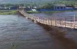 Пешеходный мост в селе Урюм провалился под микрогрузовиком (видео)  