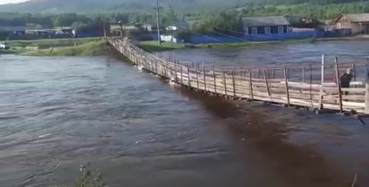 Пешеходный мост в селе Урюм провалился под микрогрузовиком (видео)  