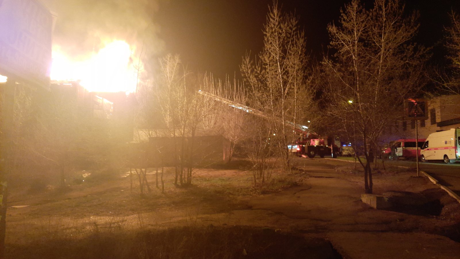 Двухэтажный барак горит на улице Новобульварной в Чите (видео)