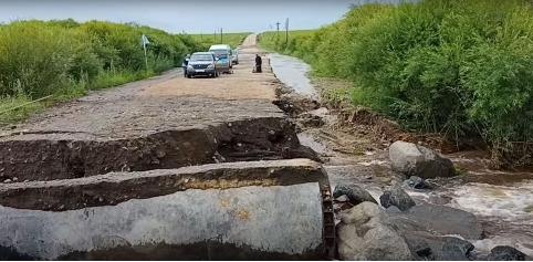Дорожники восстановили проезд к Вершино-Дарасунскому после наводнения