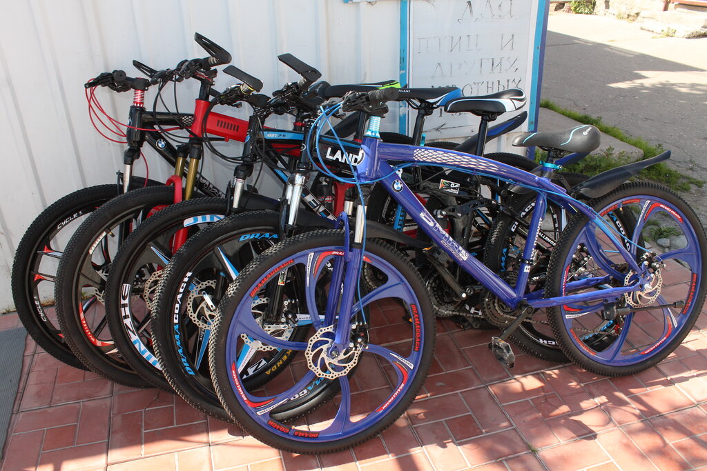 В Могоче бомжи из магазина украли пять велосипедов