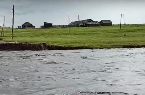 Нижняя Хила отрезана от мира: вода снесла дамбу (видео)