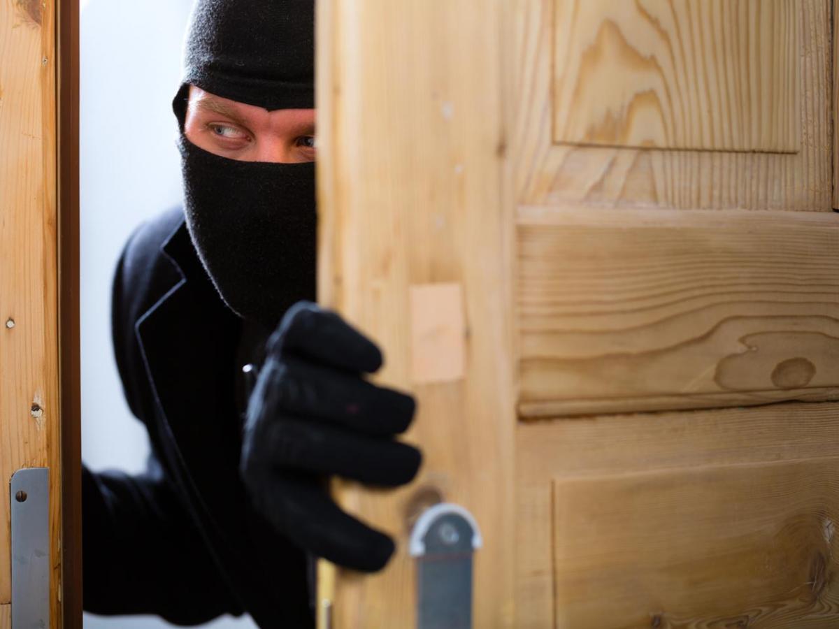 Кухонные воры: мужчина с подельницей ограбили дом в Чернышевском районе
