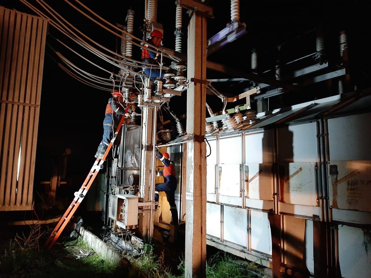 Энергетики всю ночь восстанавливали работу на подстанции в Чите. Свет обещают вернуть в течение получаса.