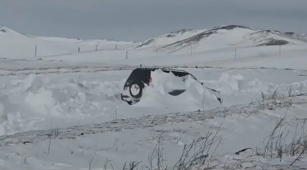 Апрельский снег замел машины в Борзинском районе. Фото помощников генерал-депутата Андрея Гурулева.