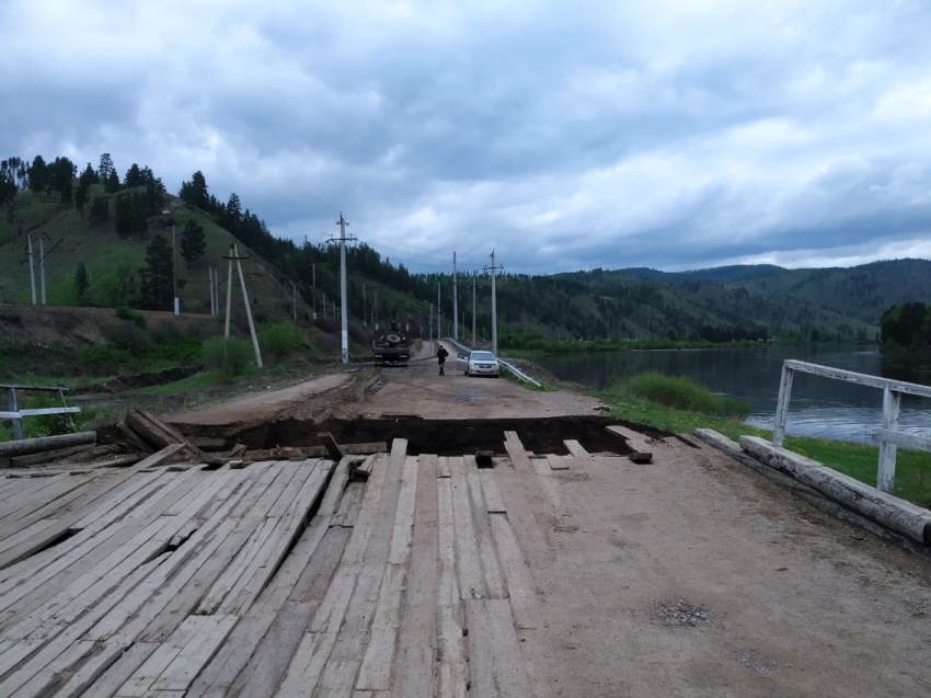 Дорожники начали делать объезд на месте обрушения моста в Петровск-Забайкальском районе