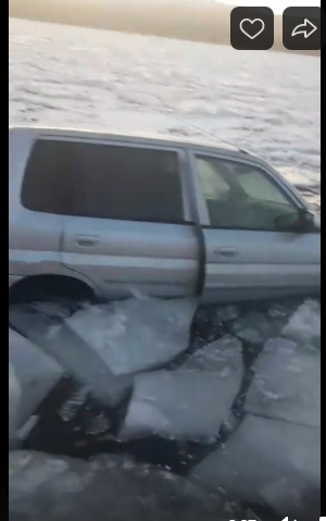 Машина провалилась под лед на реке Ингода