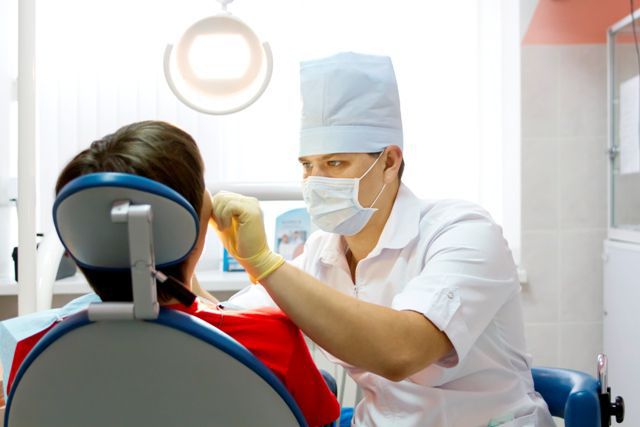 Стоматолог в Краснокаменске выплатит больше 170 т.р. пациентке, попавшей в больницу после удаления зуба 