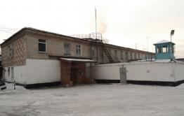Сотрудника ИК-5 в Чите арестовали по подозрению в получении взятки - он проносил зэкам коньяк и телефоны
