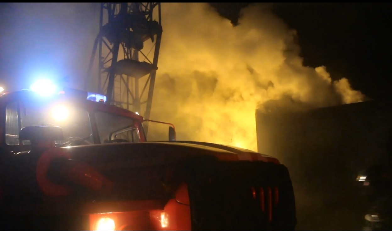 Пожарные за два с половиной часа ликвидировали возгорание мебельного цеха в Чите