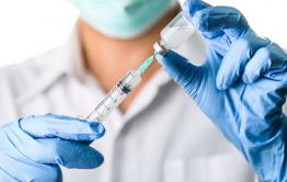 Пациенты, привитые против COVID-19, могут заразиться повторно