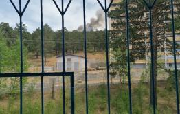 Лес горит в двух местах в Чите, пожарные занимаются ликвидацией огня