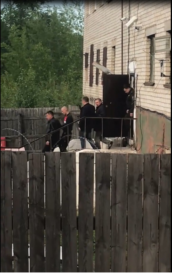 Первомайцы обматерили задержанного по подозрению в убийстве 16-летнего парня в Забайкалье (видео)
