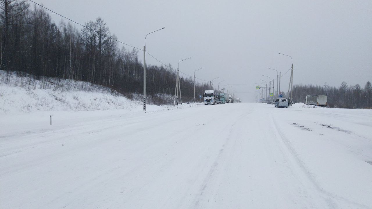 На федеральной трассе «Амур» в Забайкалье из-за снега остановлено движение большегрузов