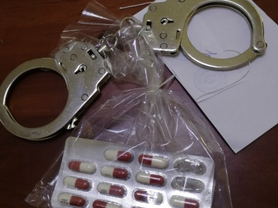 Забайкальскому врачу грозит 3 года колонии за сбыт запрещенных таблеток 