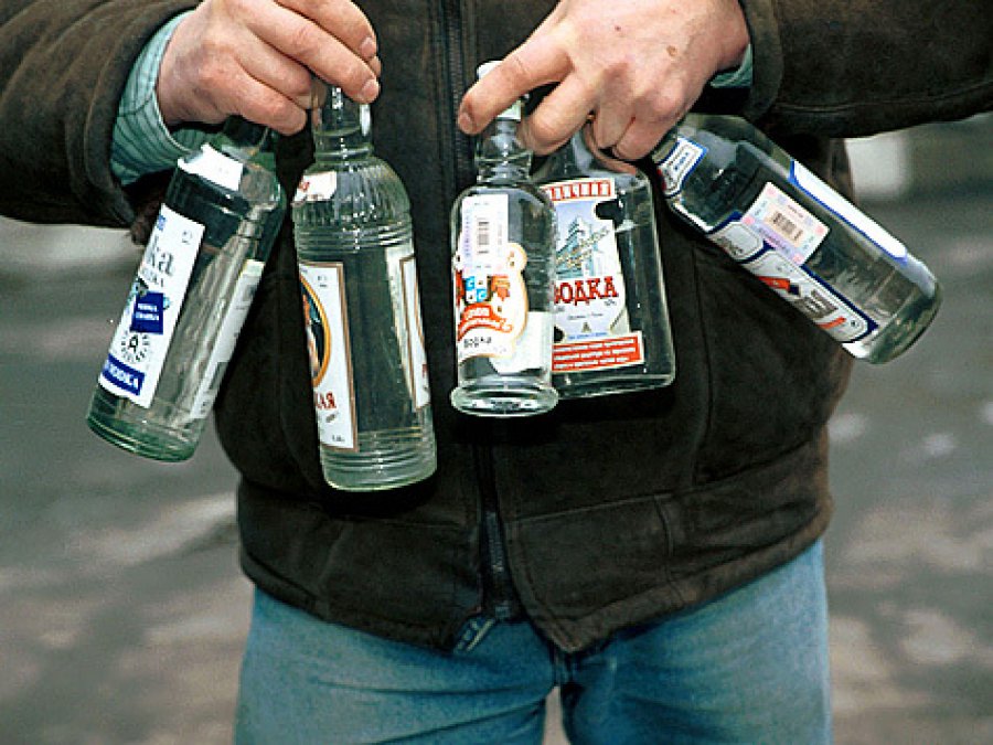 Четыре ящика водки украли в магазине в Газ-Заводском районе