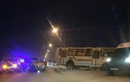 ​Автобус № 103 в Атамановке столкнулся с Toyota Harrier и Nissan Teana, 4 человека пострадали