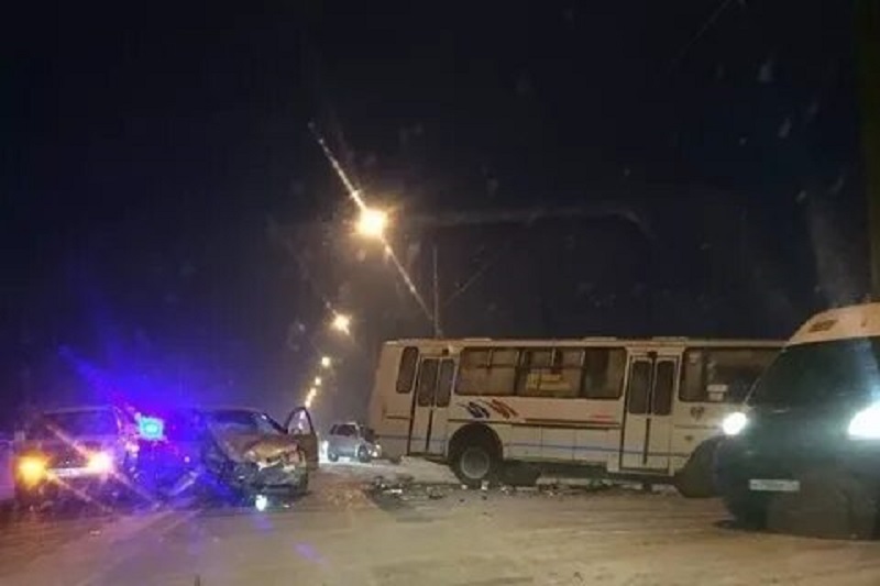 ​Автобус № 103 в Атамановке столкнулся с Toyota Harrier и Nissan Teana, 4 человека пострадали