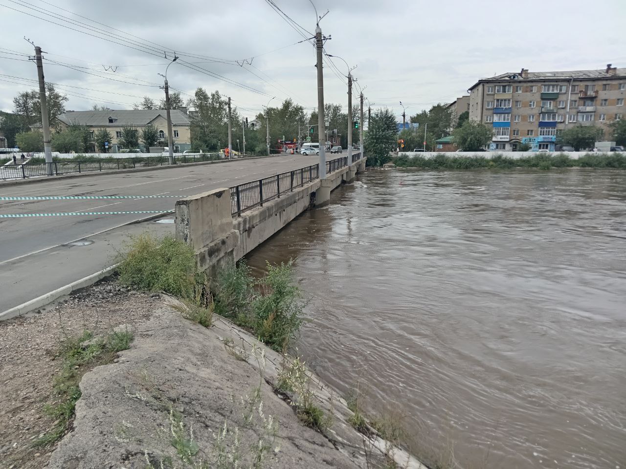 Мост на улице Комсомольская в Чите перекрыли из-за резкого подъема воды в Читинке. Фото Олега Тополева